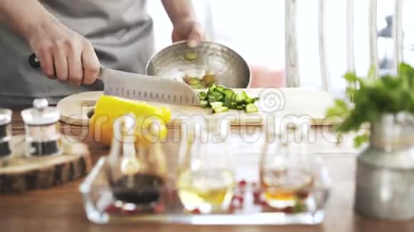 厨师把切好的黄瓜放进金属碗里视频的预览图
