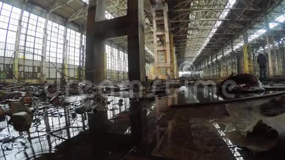 废弃的工厂里面有一个屋顶漏雨视频的预览图
