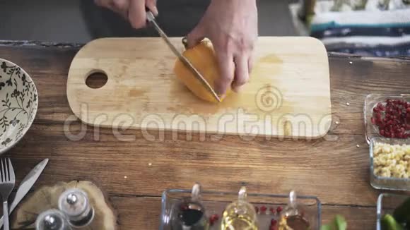 一位厨师将一根黄铃椒切片并放入碗中的俯视图视频的预览图