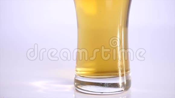 许多花生被洒在白色的背景上啤酒背景近点视频的预览图