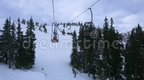 在多云天气下滑雪场的椅子升降机视频的预览图
