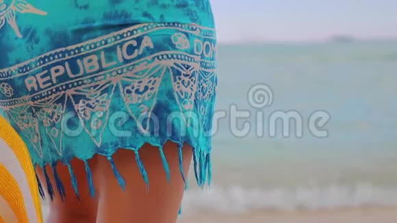 带帽子的女孩在异国情调的海滩上放松在加勒比群岛放暑假视频的预览图