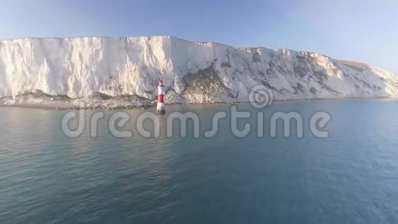 白色悬崖旁边的灯塔视频的预览图