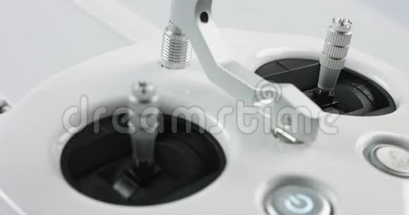 cuadrocopter无人驾驶飞机遥控器的特写视频的预览图