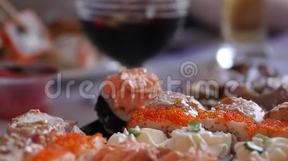 女人在日本料理餐厅吃寿司用筷子特写滚动慢动作视频的预览图