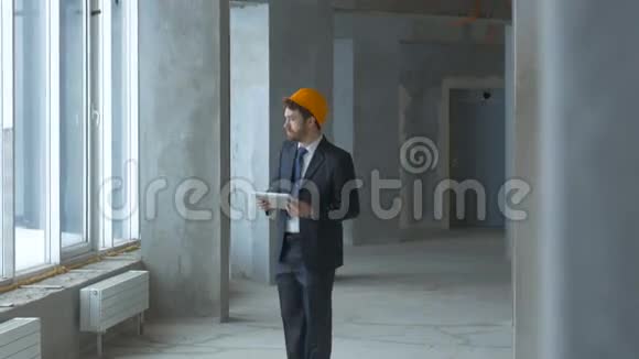 雷斯托尔建筑工程师商人在一座新建筑内使用平板电脑检查施工现场视频的预览图