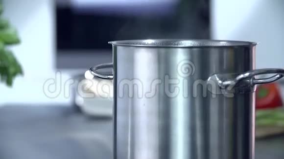 锅里的蒸汽用完了视频的预览图