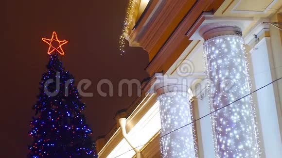 圣诞树顶上有红星特写视频的预览图