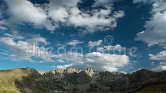 群山和天空的景观与云的快速运动严重失误视频的预览图