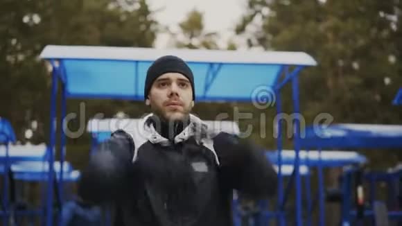 年轻运动员在冬季公园训练前热身视频的预览图