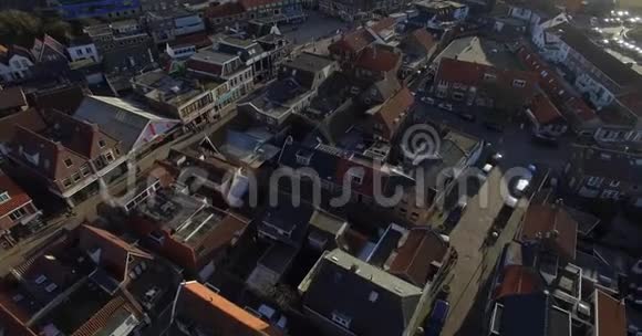靠近大海的城市的空中镜头无人驾驶飞机飞过荷兰的屋顶视频的预览图