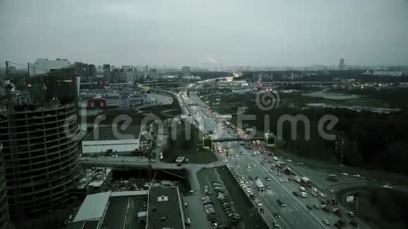傍晚高峰时大城市高速公路的鸟瞰图视频的预览图