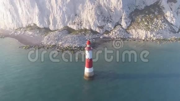 白色悬崖旁边的灯塔视频的预览图