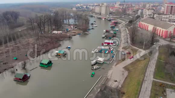 无人驾驶飞机飞越河流河筏和船只视频的预览图