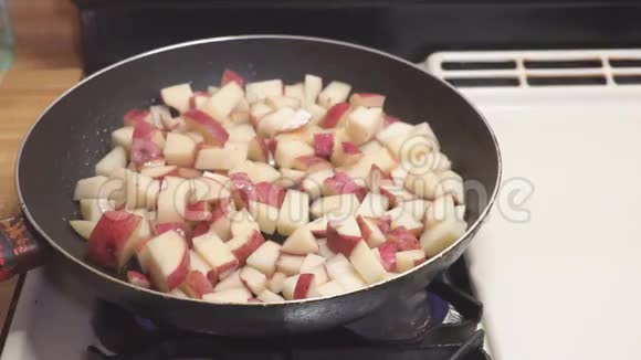 土豆油炸了薯条用穿孔钢包炸土豆视频的预览图