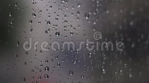 关上窗户玻璃上的雨滴视频的预览图