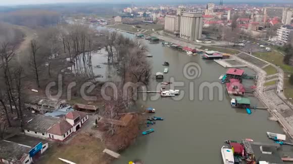 无人驾驶飞机飞越河流河筏和船只视频的预览图