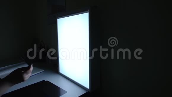 医生的手诊所的特写镜头他在一个私人黑暗的房间里用X光机检查镜头视频的预览图