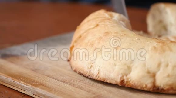 厨房砧板上切片白色面包柔软的新鲜烤白面包慢动作视频的预览图