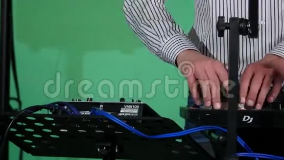 DJ在调音台上播放音乐只需双手视频的预览图