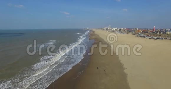令人惊叹的海滩海岸和海浪的空中镜头Drone沿着海牙海岸线飞行视频的预览图