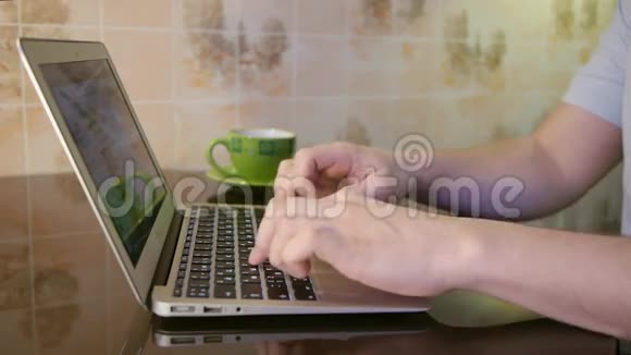 男人在笔记本电脑上打字视频的预览图