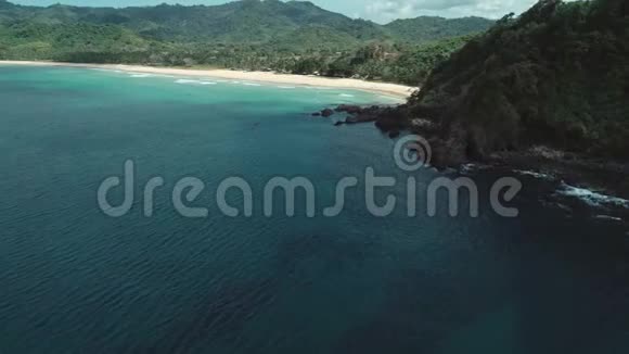 从空中可以看到海浪撞击海滩附近的岩石无人机在危险的石头上射出海浪视频的预览图