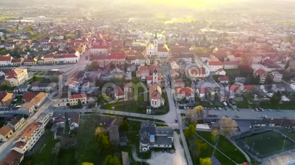普里戈耶克里泽维奇镇日落鸟瞰图视频的预览图