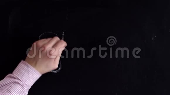 手把夏天这个词用粉笔写在黑板上用粉笔在黑板上书写夏天视频的预览图
