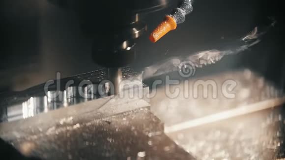 车床切割凿子和处理金属细节从金属零件中去除切屑卷曲切割视频的预览图
