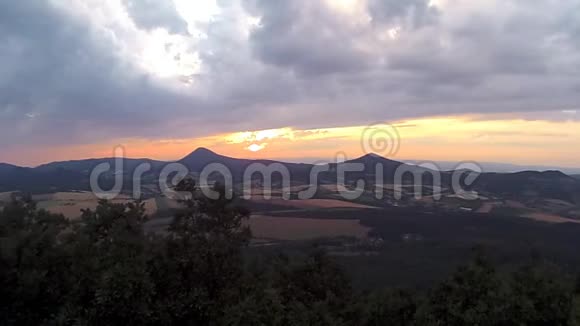 从解放军捷克中部山区的Lovos山上看日落视频的预览图