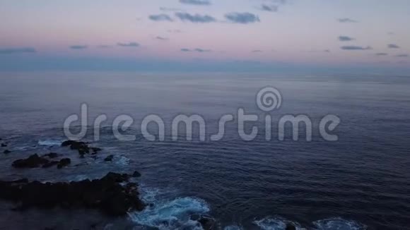 在美丽的黄昏中飞过海洋的水视频的预览图