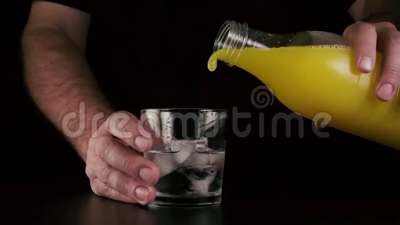 慢动作果汁倒入一杯冰和伏特加视频的预览图