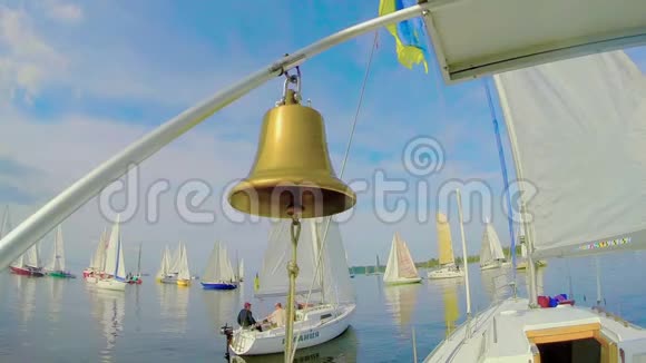 帆船游艇帆船上的传统航海铃视频的预览图