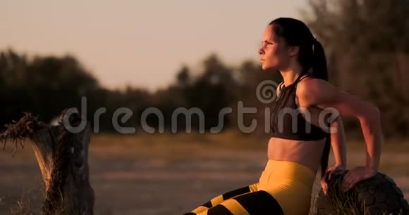 在海滩上做俯卧撑的女运动员视频的预览图