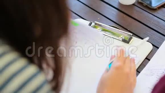 女人在做笔记视频的预览图