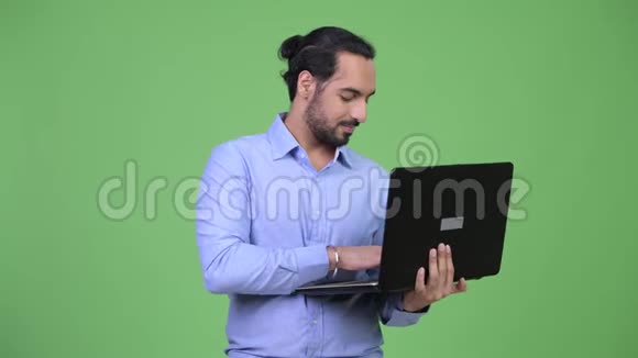 年轻的大胡子印度商人用笔记本电脑视频的预览图