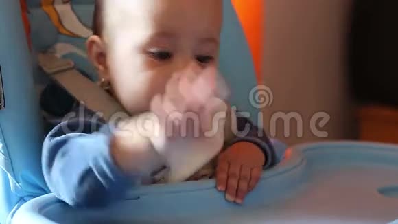 婴儿焦虑的等待吃饭视频的预览图