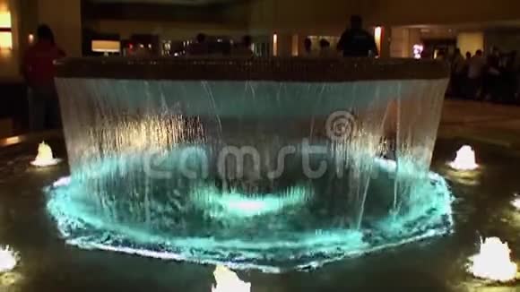 马尔代夫夜晚背景下的发光喷泉视频的预览图