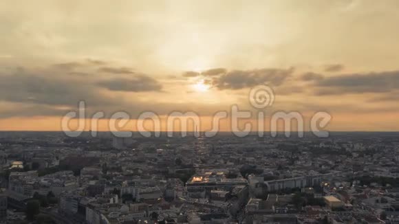 在风景如画的日落时分柏林全景消失了射击方向来自亚历山大广场视频的预览图