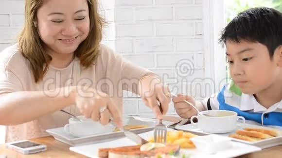 亚洲妈妈和儿子在家吃午饭视频的预览图