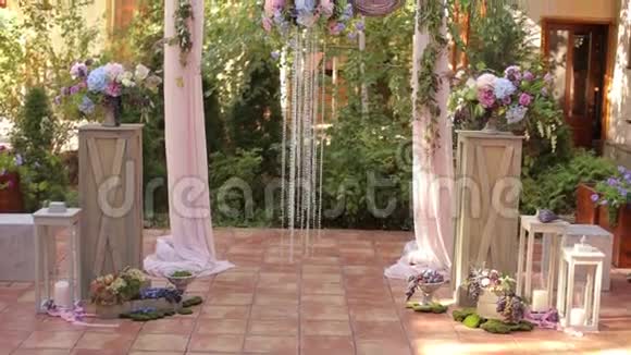 婚礼拱门与鲜花和水晶在户外仪式视频的预览图