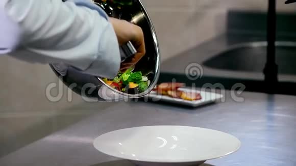 盘子上蔬菜沙拉的布局视频的预览图