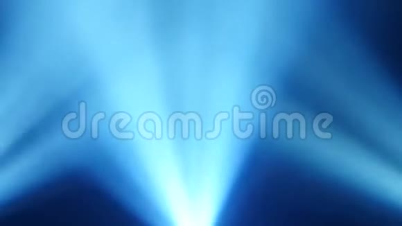 黑色烟雾背景上的探照灯射出的蓝光视频的预览图