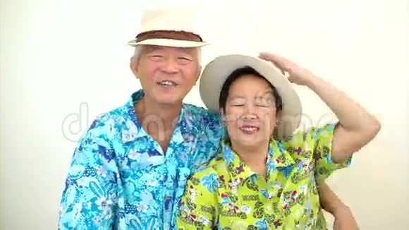 视频快乐的亚洲老两口准备度假旅行视频的预览图