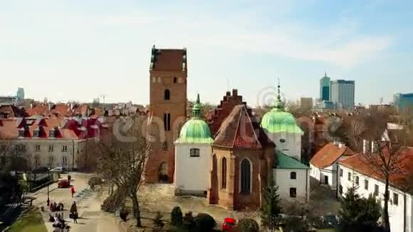 波兰华沙老城区和新建筑的教堂空中上升镜头4K视频视频的预览图