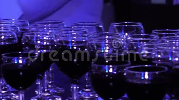 餐馆里的红酒杯视频的预览图