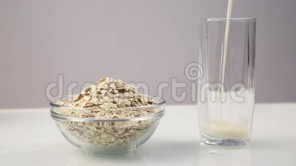 在玻璃杯中倒入有机牛奶以饮用健康的概念视频的预览图