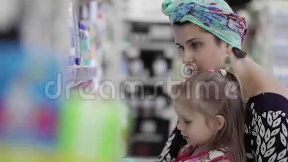 有女儿的年轻女子在超市买护身品视频的预览图