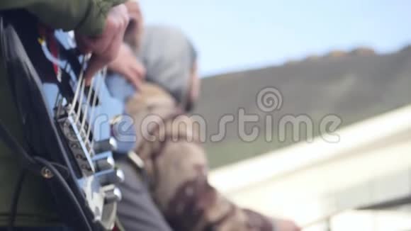 街头音乐家弹吉他和鼓慢动作敲起来视频的预览图